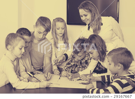 Team of elementary age children drawing Team of elementary age children drawing 29167667