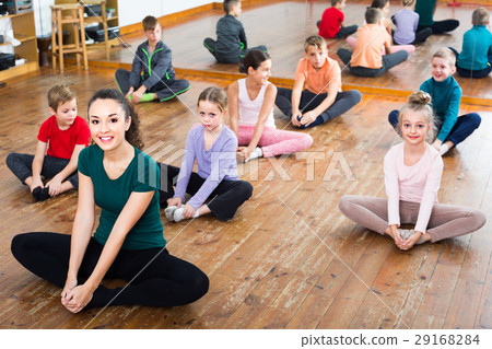 children with trainer stretching 29168284