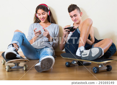 Girl and boy playing games online 29169149