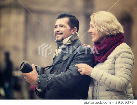 Senior couple sightseeing 29169376