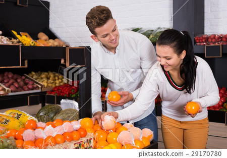 Couple choosing fruits in shop 29170780