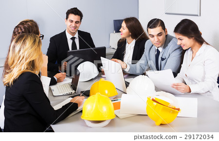 Team of discussing engineers 29172034