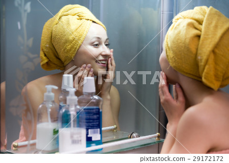 woman mirror bathroom 29172172