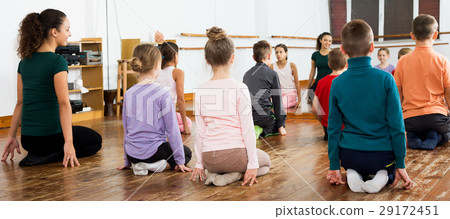 Children studying modern style dance Children studying modern style dance 29172451