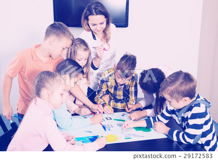 Team of elementary age children drawing 29172583