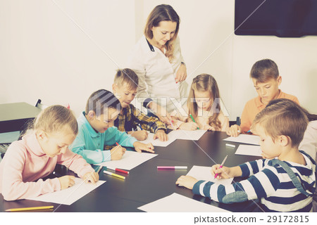 Elementary age children with teacher drawing in classroom 29172815