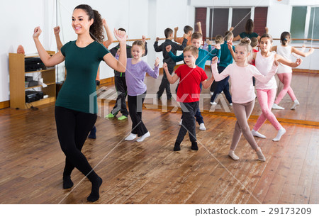 children studying contemp dance 29173209