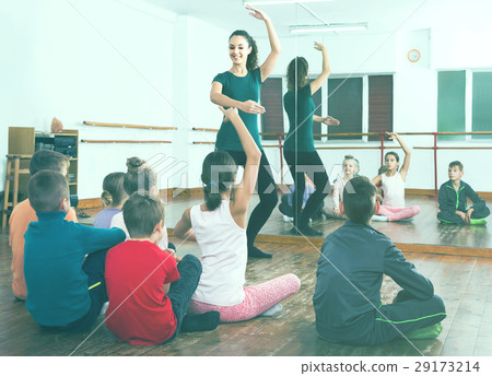 children studying folk style dance in class children studying folk style dance in class 29173214