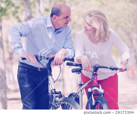 Mature couple with bicycles 29173304