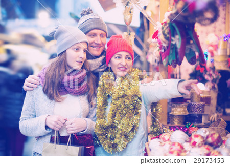Smiling parents with daughter of Xmas market 29173453