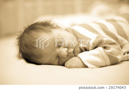 newborn baby 29174043