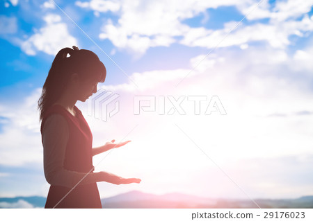 woman pray pious 29176023