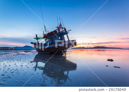 Fishing boat with the sunrise in the sea 29178049