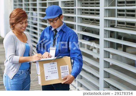 Signing for parcel Signing for parcel 29178354