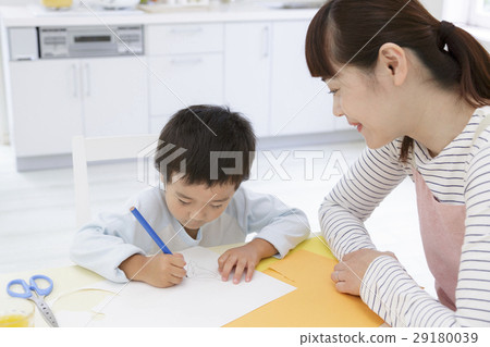 A son and a mother drawing a picture 29180039