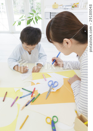 A son and a mother drawing a picture 29180048