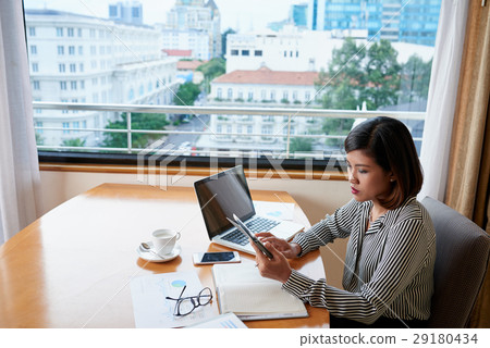 Working with tablet computer 29180434