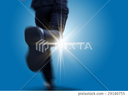 瞄準光發光的方向的商人 29180755