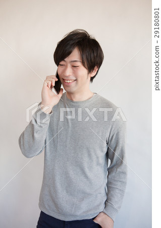 令人耳目一新的30歲男子笑著打電話 29180801