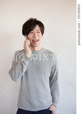 令人耳目一新的30歲男子笑著打電話 29180802