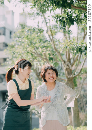 年輕的照顧者和高級女性 年輕的照顧者和高級女性 29187599