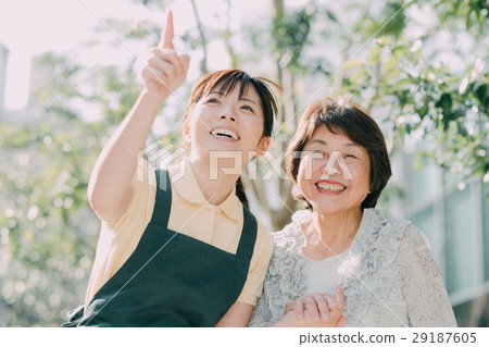 年輕的照顧者和高級女性 年輕的照顧者和高級女性 29187605