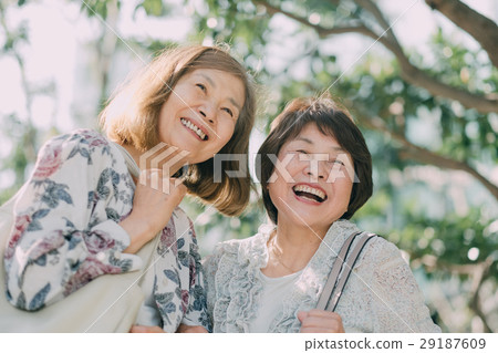 似乎在戶外玩得開心的高級女性 29187609