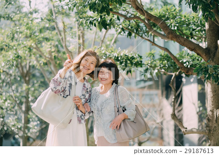 似乎在戶外玩得開心的高級女性 29187613
