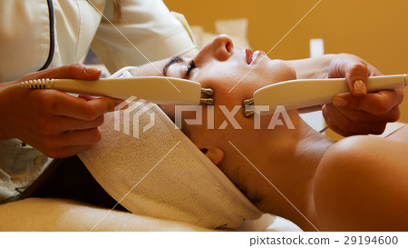 Cosmetology. Beautiful Woman At Spa Clinic 29194600