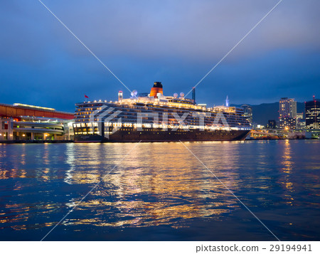 Luxury liner Queen Elizabeth, at Kobe Port 29194941