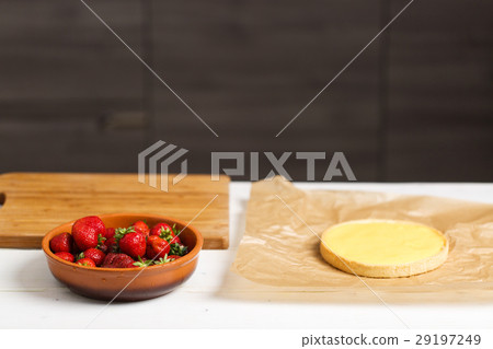 fresh strawberry tart 29197249