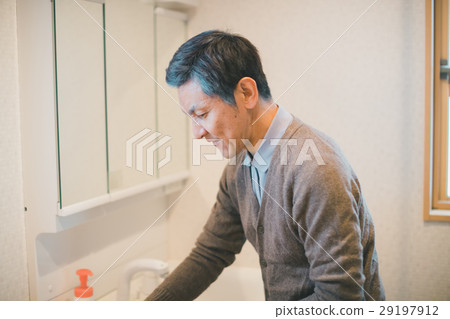 senior, old man, washroom 29197912