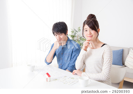 看樓面佈置圖的夫婦 29200393