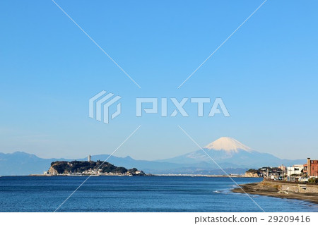 Blue sky and Mt. Fuji landscape from Inamuragasaki, Kanagawa Prefecture 29209416