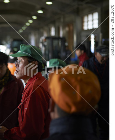 Wholesale market bidding fishery 29212070