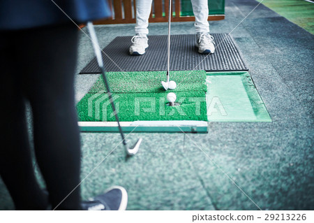 Girl learning golf 29213226