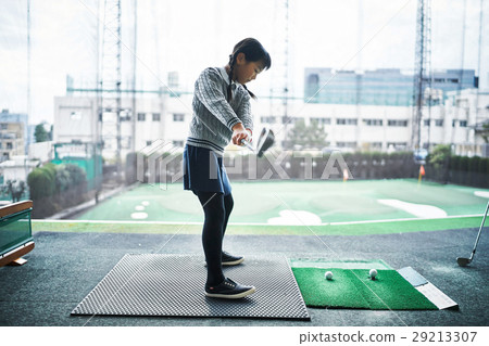 Girl learning golf Girl learning golf 29213307