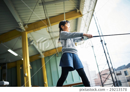 女孩練習高爾夫 29213578