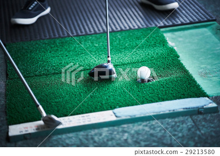 女孩練習高爾夫 29213580