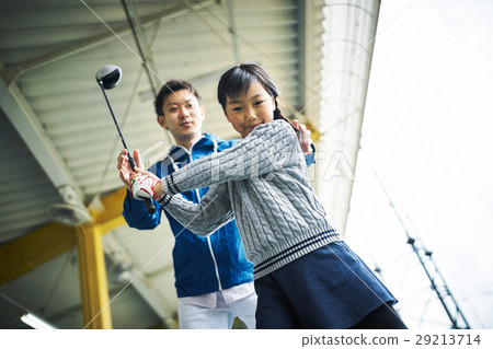 Girl learning golf 29213714
