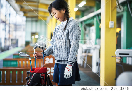 Girl preparing for golf 29213856