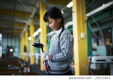 Girl preparing for golf 29213881