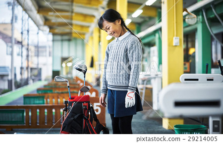 Girl preparing for golf 29214005