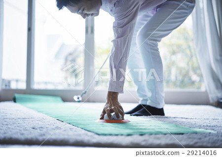 Men who play golf in the living room 29214016
