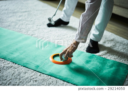 Men who play golf in the living room Men who play golf in the living room 29214050