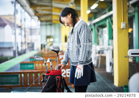 Girl preparing for golf 29214078