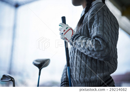 Girl preparing for golf 29214082