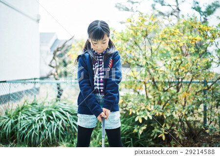 女孩練習高爾夫 29214588
