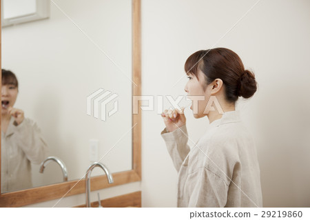 站立在水槽前面的婦女 站立在水槽前面的婦女 29219860