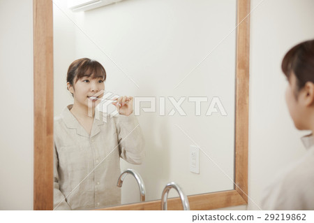 站立在水槽前面的婦女 站立在水槽前面的婦女 29219862